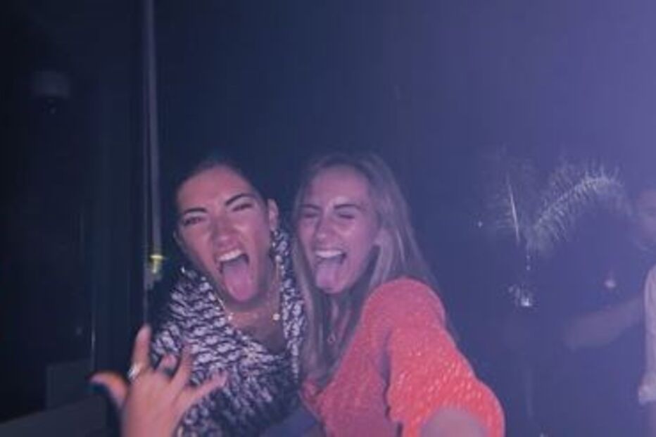 Filha de Mourinho diverte-se na noite 