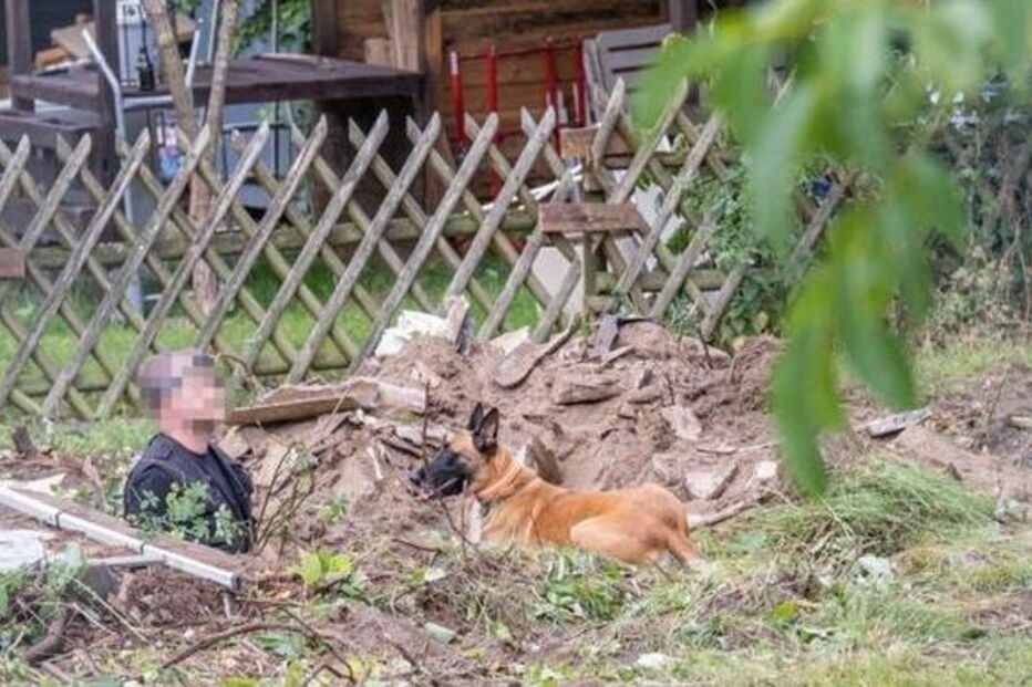 Polícia alemã com cão-pisteiro em Hannover