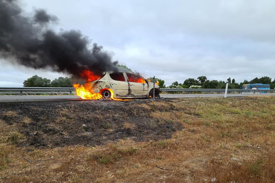 Carro foi totalmente destruído pelo fogo