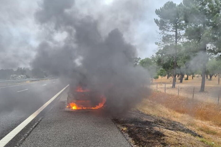 Carro foi totalmente destruído pelo fogo