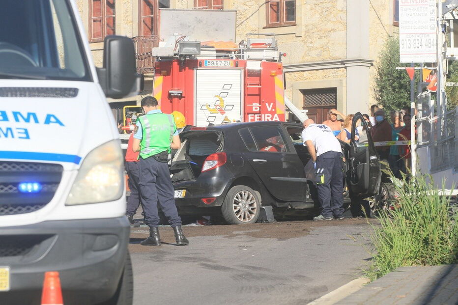  Homem de 50 anos gravemente ferido em despiste de carro em Santa Maria da Feira