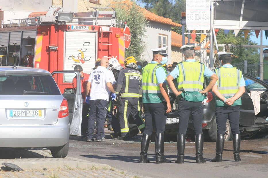  Homem de 50 anos gravemente ferido em despiste de carro em Santa Maria da Feira