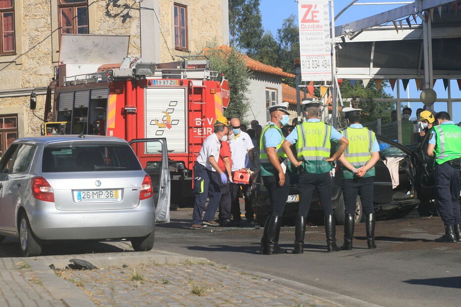  Homem de 50 anos gravemente ferido em despiste de carro em Santa Maria da Feira
