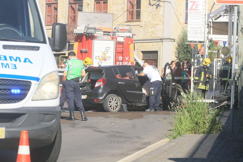  Homem de 50 anos gravemente ferido em despiste de carro em Santa Maria da Feira