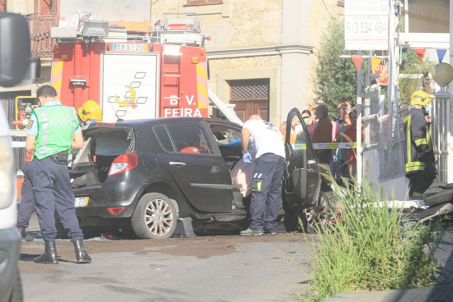  Homem de 50 anos gravemente ferido em despiste de carro em Santa Maria da Feira