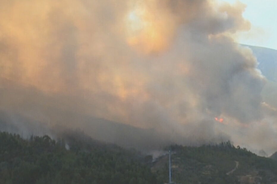  Incêndio combatido por 10 meios aéreos aproxima-se de aldeia na Covilhã. Veja as imagens