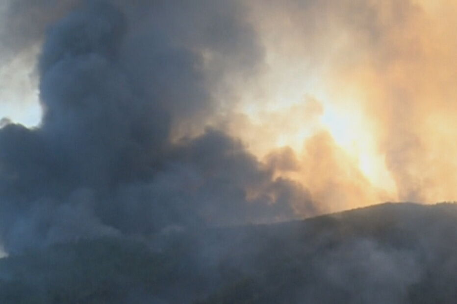 Incêndio combatido por 10 meios aéreos aproxima-se de aldeia na Covilhã. Veja as imagens