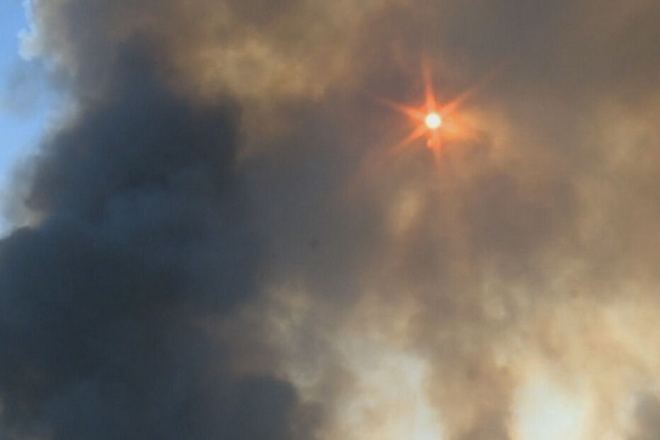  Incêndio combatido por 10 meios aéreos aproxima-se de aldeia na Covilhã. Veja as imagens