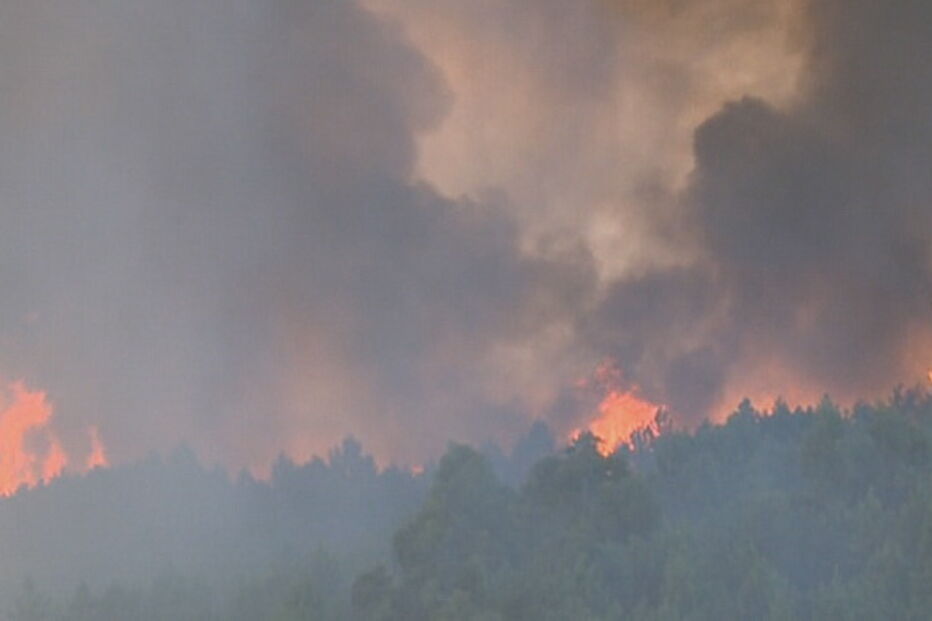 Incêndio combatido por 13 meios aéreos ameaça aldeia e parque natural na Covilhã