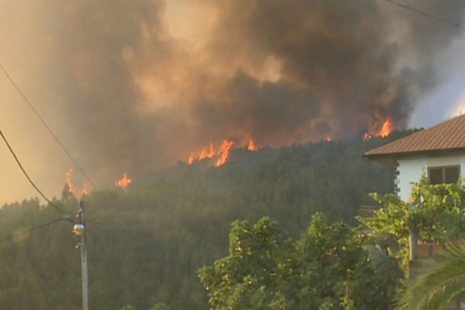 Incêndio combatido por 13 meios aéreos ameaça aldeia e parque natural na Covilhã