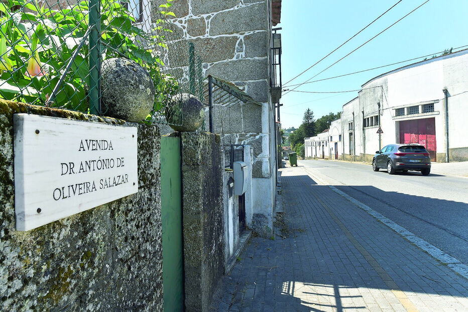 A avenida onde fica a casa em que Salazar nasceu e cresceu no Vimieiro, em Santa Comba Dão
