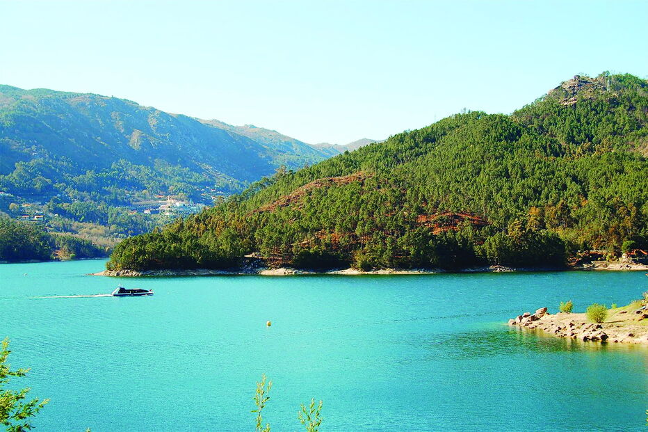 Albufeira da Caniçada, às portas do Gerês, é um lugar procurado para construção de casas de férias 