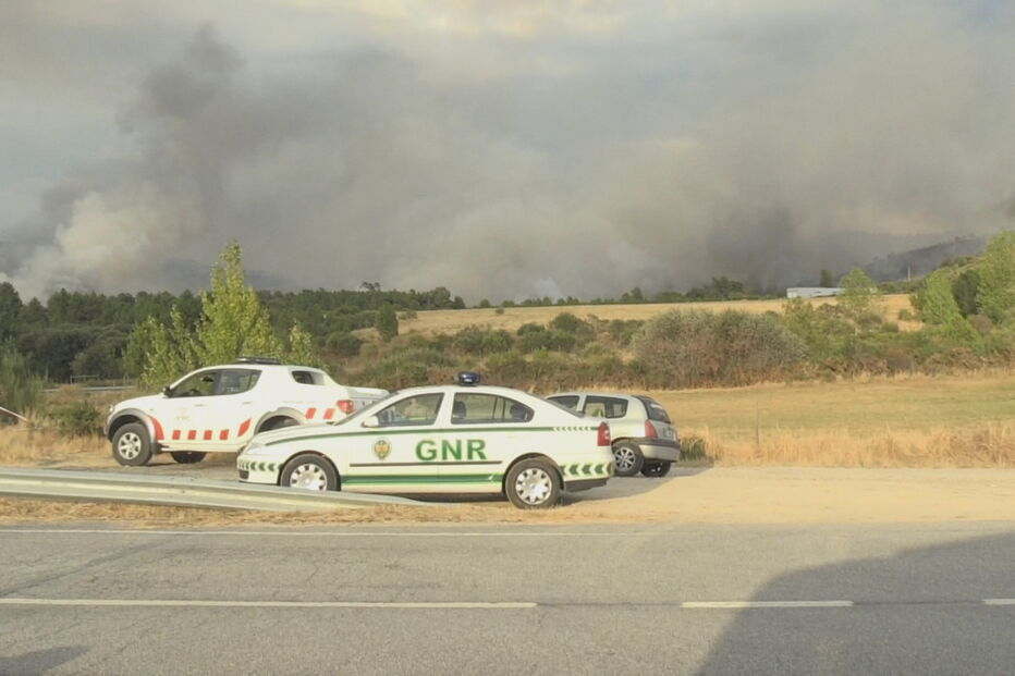 Bombeiro ferido durante combate às chamas em Chaves. Autarca suspeita de fogo posto