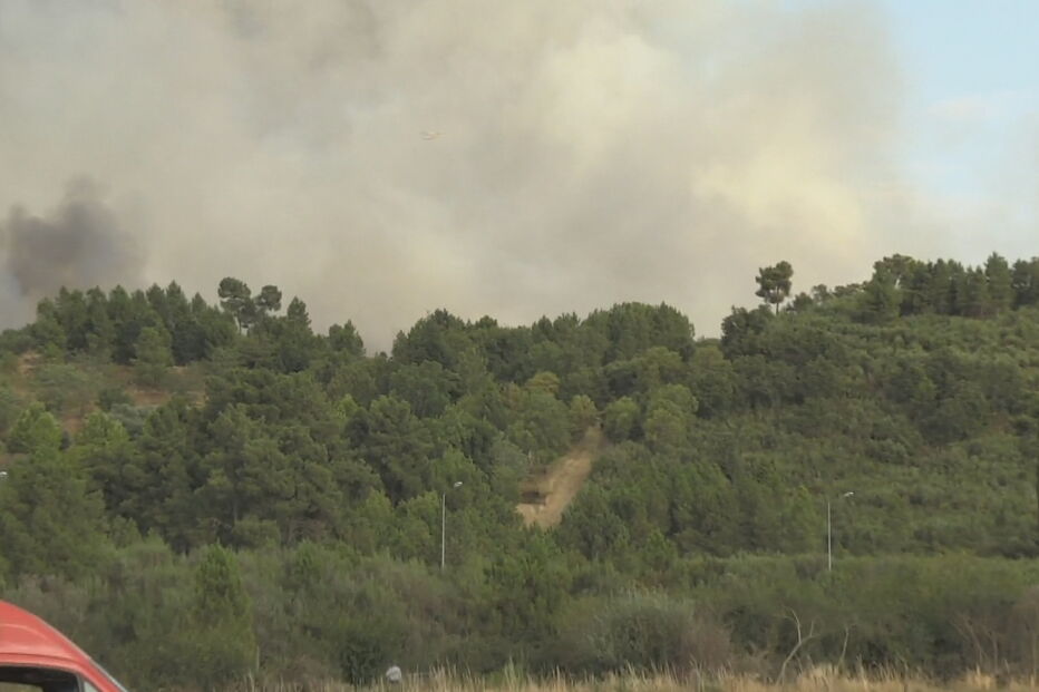 Bombeiro ferido durante combate às chamas em Chaves. Autarca suspeita de fogo posto