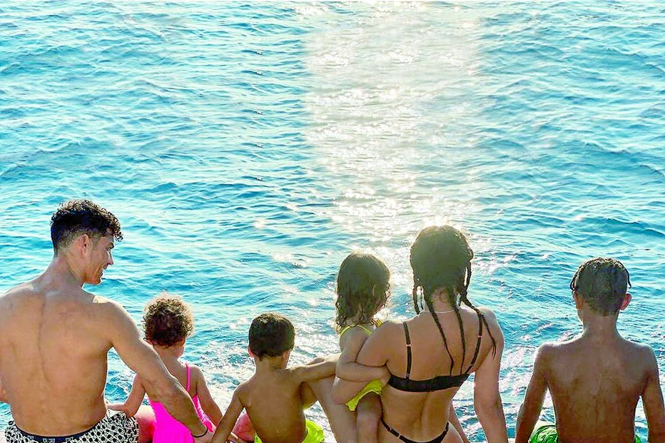 Ronaldo e Georgina têm mostrado dias de descanso com os filhos do craque 