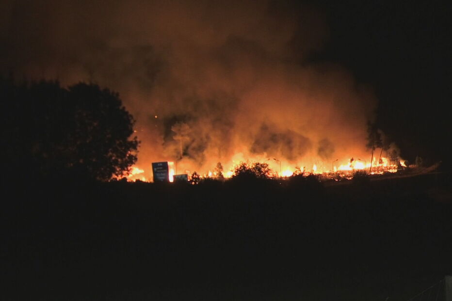 Cinco bombeiros feridos em incêndio em Chaves. Mais de 300 operacionais combatem chamas