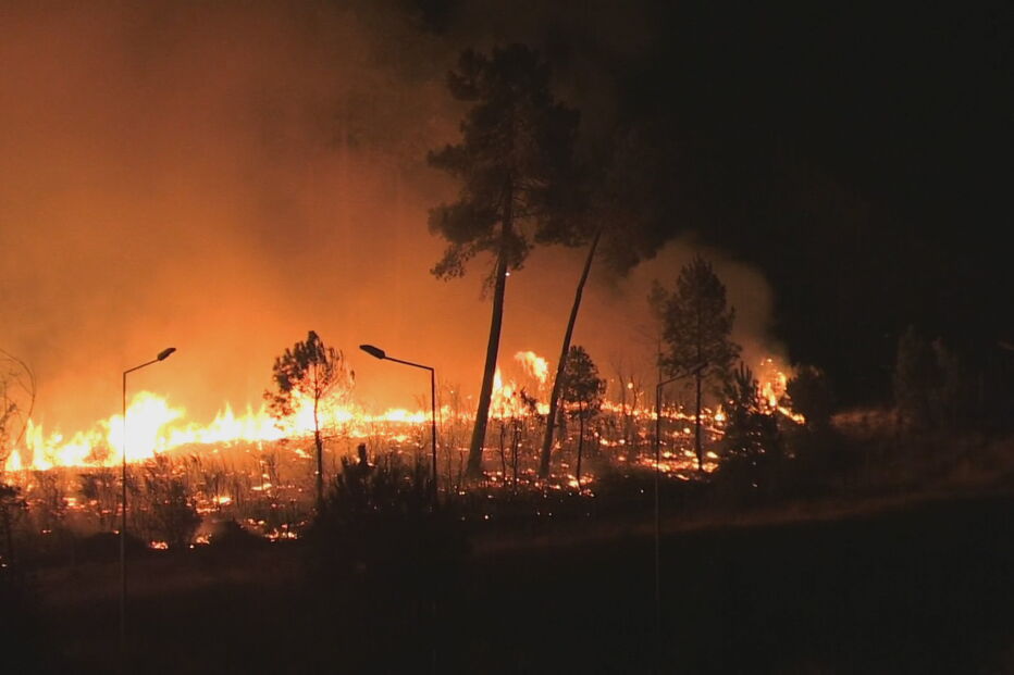 Cinco bombeiros feridos em incêndio em Chaves. Mais de 300 operacionais combatem chamas	