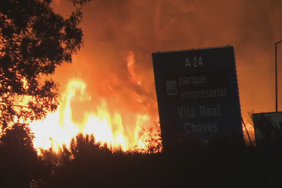 Cinco bombeiros feridos em incêndio em Chaves. Mais de 300 operacionais combatem chamas