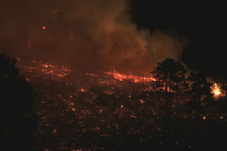 Cinco bombeiros feridos em incêndio em Chaves. Mais de 300 operacionais combatem chamas
