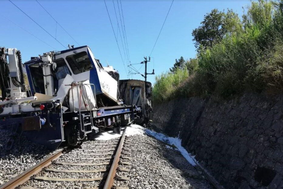 Comboio embateu contra uma dresina de manutenção de via	