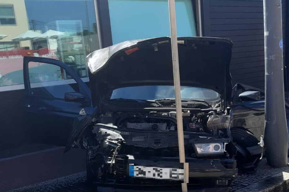 Carro despista-se e embate contra poste de eletricidade na marginal de Gaia. Veja as imagens
