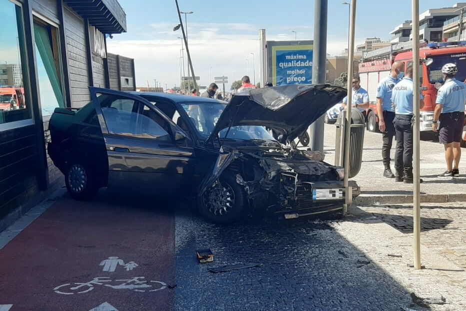 Carro despista-se e embate contra poste de eletricidade na marginal de Gaia. Veja as imagens
