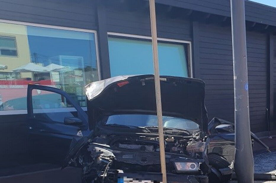 Carro despista-se e embate contra poste de eletricidade na marginal de Gaia. Veja as imagens