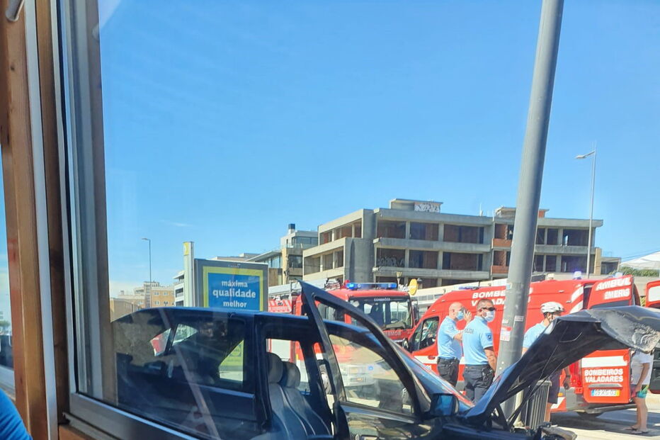 Carro despista-se e embate contra poste de eletricidade na marginal de Gaia. Veja as imagens