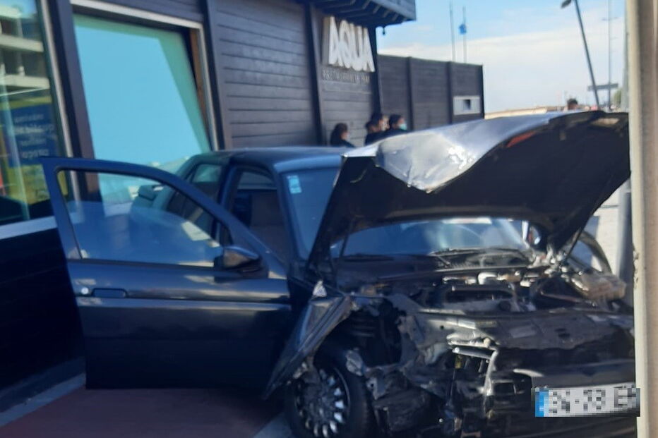 Carro despista-se e embate contra poste de eletricidade na marginal de Gaia. Veja as imagens