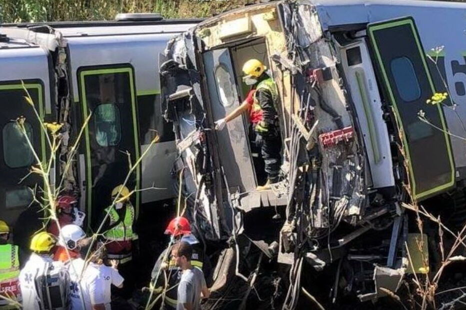 Comboio embateu contra uma dresina de manutenção de via	