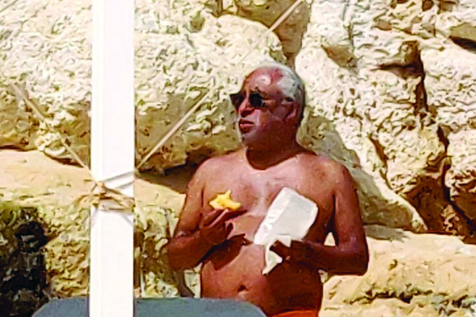 Costa faz natação e come bola de berlim nas férias no Algarve