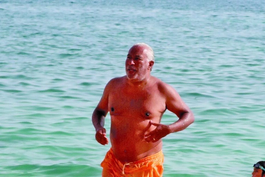 Costa faz natação e come bola de berlim nas férias no Algarve