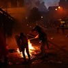 Caos, fogo e violência: Manifestantes atiram pedras contra polícia perto do parlamento em Beirute