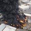 Violento incêndio consome fábrica de plásticos em Birmingham no Reino Unido