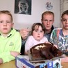 Menina de 5 anos quase engole prego enferrujado ao comer bolo de aniversário