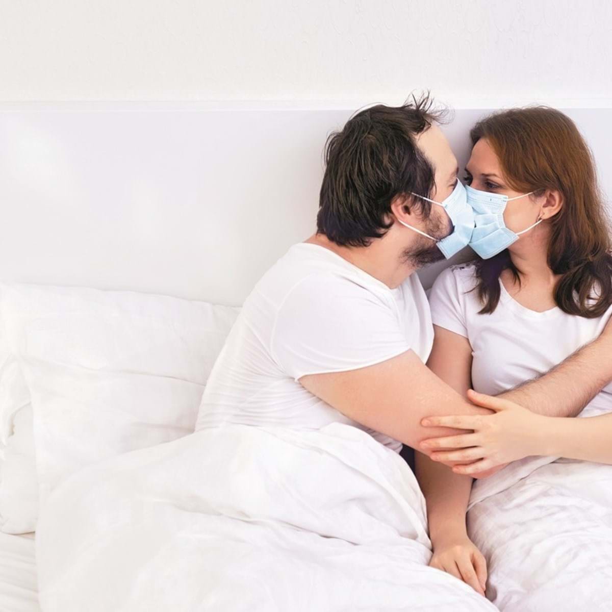 Sexo com máscara coronavírus agita relações sexuais - Sociedade foto