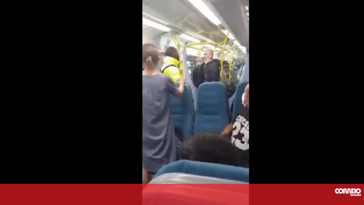 Agressões entre dois homens no comboio em Londres por falta de uso de