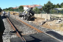Comboio colide com carro e faz um morto em Leiria