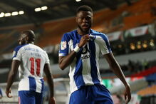 Mbemba festeja golo frente ao Benfica na final da Taça de Portugal