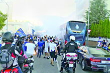 Saída do autocarro portista do hotel onde estagiou foi o momento com mais adeptos (algumas dezenas) 