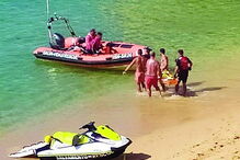 Banhista parte pernas a mergulhar de rocha em praia de Lagoa