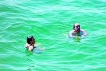 CM surpreendeu António Guterres a banhos com a mulher na praia da Cova Redonda, considerada uma das mais belas na Europa. Discreto, o secretário-geral da ONU conseguiu passar despercebido 