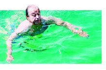 CM surpreendeu António Guterres a banhos com a mulher na praia da Cova Redonda, considerada uma das mais belas na Europa. Discreto, o secretário-geral da ONU conseguiu passar despercebido 