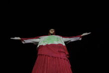 Cristo Redentor veste a bandeira do Líbano em homenagem às vítimas das explosões em Beirute