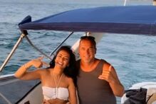 Sofia Ribeiro diverte-se com amigos no Algarve