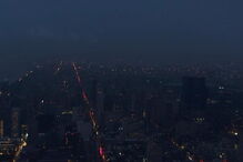 Vários bairros de Manhattan em Nova Iorque acordam às escuras devido a apagão misterioso