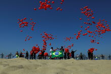 Cruzes negras na praia de Copacabana homenageiam as 100 mil vítimas mortais do coronavírus no Brasil