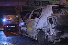 Chamas consomem carro à saída da Ponte 25 de Abril no sentido Almada-Lisboa em Campolide