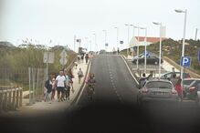 Rosto da TVI está no Alentejo com os pais e o filho. Durante o passeio, foi reconhecida e acenou aos populares.