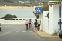 Rosto da TVI está no Alentejo com os pais e o filho. Durante o passeio, foi reconhecida e acenou aos populares.